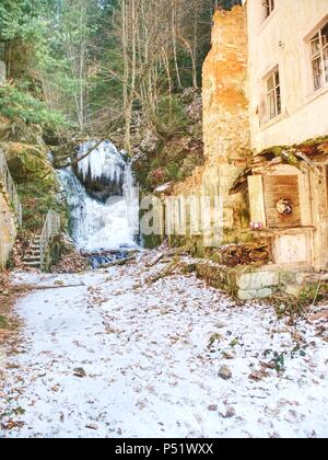 Les glaçons en cascade de glace. Pierres de neige et de glace et de rochers avec des gouttes d'eau froide tombés entre les rochers de grès. Banque D'Images