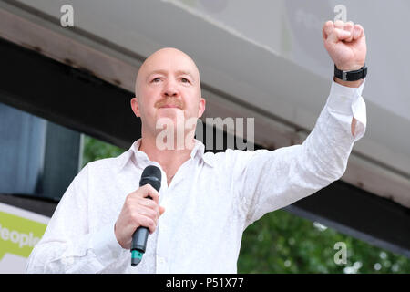 Andy Parsons comédien et activiste sur la scène du vote du peuple manifestation à Londres Juin 2018 Banque D'Images