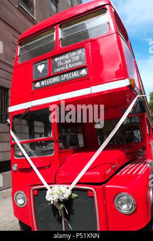 London Routemaster bus à impériale étant utilisé pour un mariage Banque D'Images