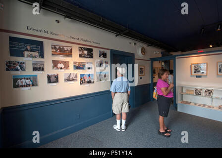 Les visiteurs du Musée JFK, Hyannis, Comté de Barnstable, Massachusetts, USA Banque D'Images