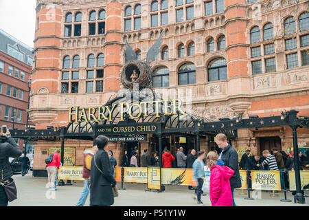 Londres, 15 avril : Vue extérieure du Palace Theatre montrant la scène de Harry Potter on APR 15, 2018 à Londres, Royaume-Uni Banque D'Images