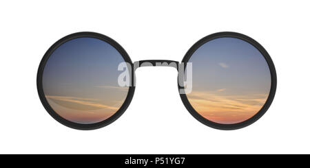 Lever du soleil coucher du soleil, concept. Lunettes de soleil noir métallique ronde avec le lever du soleil coucher du soleil sur l'objectif, en miroir, découpe isolé sur un fond blanc, 3d illustration Banque D'Images