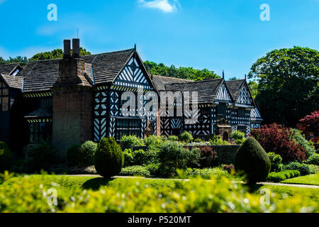 Speke Hall est un clayonnage à pans de bois et torchis-manoir Tudor de Speke, Liverpool, Angleterre. C'est l'un des meilleurs exemples du genre. Banque D'Images