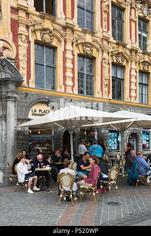 Coin café en plein air, Lille, France par temps nuageux Banque D'Images