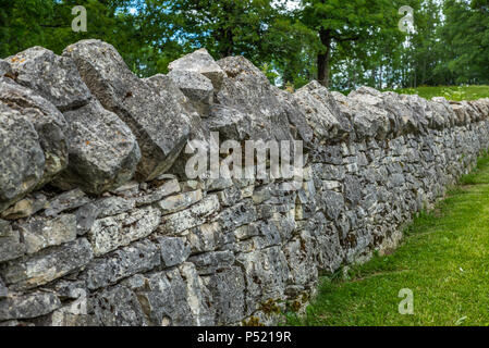 Clôture en pierre authentique dans le Jura Alpes en Suisse - 2 Banque D'Images