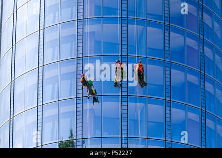 Les nettoyeurs de fenêtres se détalant de l'extérieur D'Un bâtiment Blackfriars inspectant la construction de tout le verre, Londres, Royaume-Uni Banque D'Images