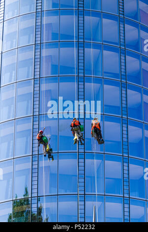 Les nettoyeurs de fenêtres se détalant de l'extérieur D'Un bâtiment Blackfriars inspectant la construction de tout le verre, Londres, Royaume-Uni Banque D'Images