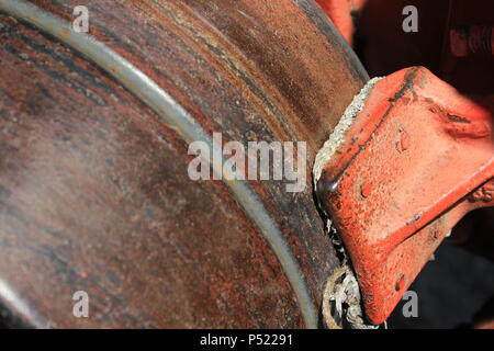 Tambour de freinage du tracteur avec plaquettes de frein usées. Banque D'Images