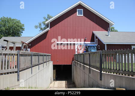 Bâtiment traditionnel rouge de grange construit pour une ferme. Banque D'Images