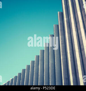 Résumé Détail architectural d'une église moderne en béton blanc Banque D'Images