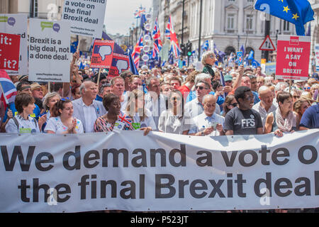 Londres, Royaume-Uni. 23 Juin, 2018. Le mars est dirigé par Tony Robinson, Gina Miller, Vince Cable (tous sur la photo)et Anna Soubry entre autres - Mars du peuple pour un vote sur l'accord final Brexit. Coïncide avec le deuxième anniversaire de la Référendum 2016 il est organisé par des militants de l'Union européenne pro, Brexit. Crédit : Guy Bell/Alamy Live News Banque D'Images