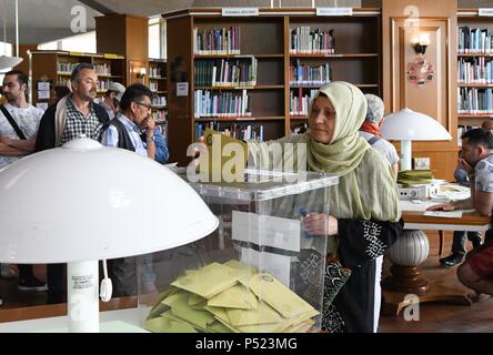 Istanbul, Turquie. 24 Juin, 2018. Une femme jette son vote dans un bureau de vote à Istanbul, Turquie, le 24 juin 2018. La Turquie a tenu des élections présidentielles et législatives de dimanche. Huiwo Crédit : Wu/Xinhua/Alamy Live News Banque D'Images