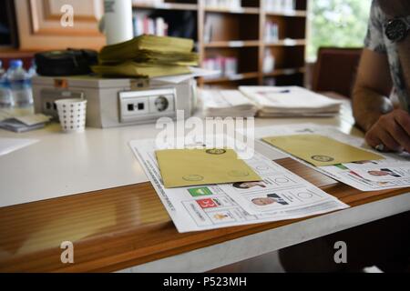 Istanbul. 24 Juin, 2018. Photo prise le 24 juin 2018 montre les bulletins de vote dans un bureau de vote à Istanbul, Turquie. La Turquie a tenu des élections présidentielles et législatives de dimanche. Huiwo Crédit : Wu/Xinhua/Alamy Live News Banque D'Images