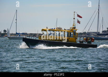 Le port de Poole, Dorset, Royaume-Uni. 23 juin 2018. Le port de Poole bateau pilote de retourner à Poole Harbour ayant livré le pilote au navire EEMSLIFT HENDRIKA. JWO Crédit/Alamy Live News Banque D'Images