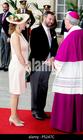 Luxembourg, Luxembourg. 23 Juin, 2018. Grand-duc Guillaume et héréditaires de la grande-duchesse Stéphanie de Luxembourg arrivent à la Cathe ?drale Notre-Dame de Luxembourg, le 23 juin 2018, à participer à la la Deum à l'occasion de la Journée nationale du Luxembourg Photo : Albert Nieboer/Pays-Bas/Point de vue des crédits : Albert Nieboer/Royal Press Europe/PRE/dpa/Alamy Live News Banque D'Images