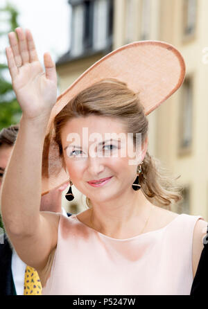 Luxembourg, Luxembourg. 23 Juin, 2018. La grande-duchesse Stéphanie héréditaire du Luxembourg partir à l·Cathe drale Notre-Dame de Luxembourg, le 23 juin 2018, après avoir assisté à la la Deum à l'occasion de la Journée nationale du Luxembourg Photo : Albert Nieboer/Pays-Bas/Point de vue des crédits : Albert Nieboer/Royal Press Europe/PRE/dpa/Alamy Live News Banque D'Images