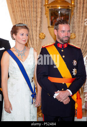 Luxembourg, Luxembourg. 23 Juin, 2018. Grand-duc Guillaume et héréditaires de la grande-duchesse Stéphanie de Luxembourg au Palais grand-ducal à Luxembourg, le 23 juin 2018, posant pour la presse à l'occasion de la Journée nationale du Luxembourg Photo : Albert Nieboer/Pays-Bas/Point de vue des crédits : Albert Nieboer/Royal Press Europe/PRE/dpa/Alamy Live News Banque D'Images