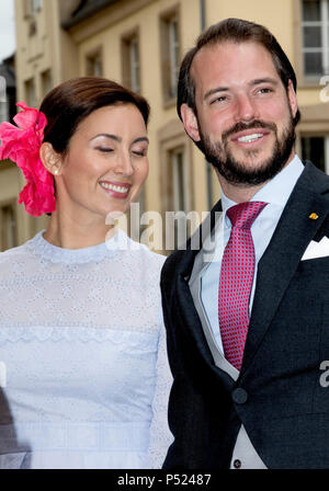 Luxembourg, Luxembourg. 23 Juin, 2018. Le Prince Félix et la Princesse Claire de Luxembourg congé au Cathe ?drale Notre-Dame de Luxembourg, le 23 juin 2018, après avoir assisté à la la Deum à l'occasion de la Journée nationale du Luxembourg Photo : Albert Nieboer/Pays-Bas/Point de vue des crédits : Albert Nieboer/Royal Press Europe/PRE/dpa/Alamy Live News Banque D'Images