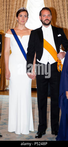 Luxembourg, Luxembourg. 23 Juin, 2018. Le Prince Félix et la Princesse Claire de Luxembourg au Palais Grand-Ducal à Luxembourg, le 23 juin 2018, posant pour la presse à l'occasion de la Journée nationale du Luxembourg Photo : Albert Nieboer/Pays-Bas/Point de vue des crédits : Albert Nieboer/Royal Press Europe/PRE/dpa/Alamy Live News Banque D'Images