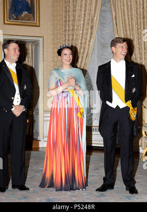 Luxembourg, Luxembourg. 23 Juin, 2018. Le Prince Louis, la Princesse Alexandra et le Prince Sébastien de Luxembourg au Palais Grand-Ducal à Luxembourg, le 23 juin 2018, posant pour la presse à l'occasion de la Journée nationale du Luxembourg Photo : Albert Nieboer/Pays-Bas/Point de vue des crédits : Albert Nieboer/Royal Press Europe/PRE/dpa/Alamy Live News Banque D'Images