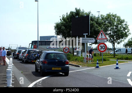 Calais, France. 24 Juin, 2018. Des voitures font la queue au terminal Eurotunnel à Calais, France après une panne provoque des perturbations au service le 24 juin 2018. Le service est actuellement toujours suspendue Crédit : Michael Hoyer/Alamy Live News Banque D'Images