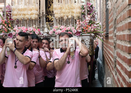 Madrid, Espagne. 23 Juin, 2018. Le 'Paso' d'Maria Santisima Vierge del Dulce Nombre en su Soledad' traverser une rue étroite au cours de la procession qui s'est tenue à Madrid. © Valentin Sama-Rojo/Alamy Live News. Banque D'Images