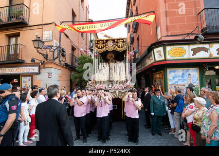 Madrid, Espagne. 23 Juin, 2018. Un homme donnant des ordres aux membres de la fraternité à la rue étroite de Nonce à Madrid. © Valentin Sama-Rojo/Alamy Live News. Banque D'Images