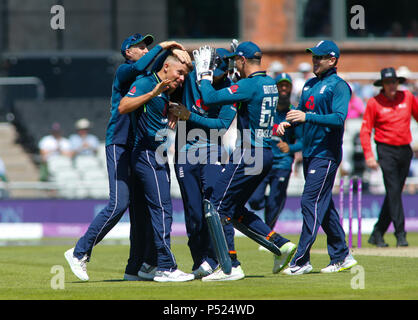 Manchester, UK. 24 Juin, 2018. Manchester, UK. 24 Juin, 2018. Dimanche 24 juin 2018, Unis Old Trafford, 5ème série d'ODI Royal London Angleterre v Australie ; Sam Curran (C) de l'Angleterre célèbre en tenant le wicket de Alex Carey de l'Australie le long du côté de l'équipe. Credit : Nouvelles Images /Alamy Live News Crédit : Nouvelles Images /Alamy Live News Banque D'Images