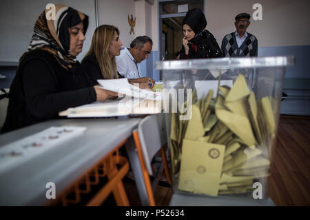 Istanbul, Turquie. 24 Juin, 2018. Les gens de voter à un bureau de scrutin à Istanbul, Turquie, 24 juin 2018. Le pays est maintenant le twin élections. Credit : Oliver Weiken/dpa/Alamy Live News Banque D'Images