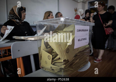 Istanbul, Turquie. 24 Juin, 2018. Une urne est vu dans un bureau de vote à Istanbul, Turquie, 24 juin 2018. Le pays est maintenant le twin élections. Credit : Oliver Weiken/dpa/Alamy Live News Banque D'Images