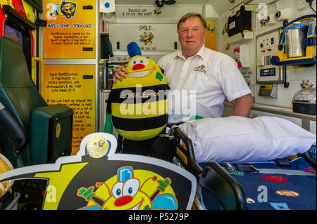 Bantry, Irlande. 24 Juin, 2018. Bumbleance - le Children's National Ambulance Service de l'Irlande est un service essentiel pour les enfants malades. Une collecte a eu lieu au Westlodge Hotel Bantry, aujourd'hui à soleil torride avec Alice au Pays des merveilles étant la robe de thème. Photo de l'événement est pilote d Bumbelance Jim Burke de Listowel. Credit : Andy Gibson/Alamy Live News. Banque D'Images