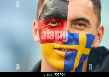 Allemagne - Suède, Soccer, Sochi, 23 juin 2018 allemand suédois fans, supporters, spectateurs, les drapeaux nationaux, célébration. Allemagne - Suède 2-1 COUPE DU MONDE DE LA FIFA 2018 en Russie, le groupe F, la saison 2018/2019, le 23 juin 2018 Stade olympique Fisht à Sotchi, Russie. © Peter Schatz / Alamy Live News Banque D'Images