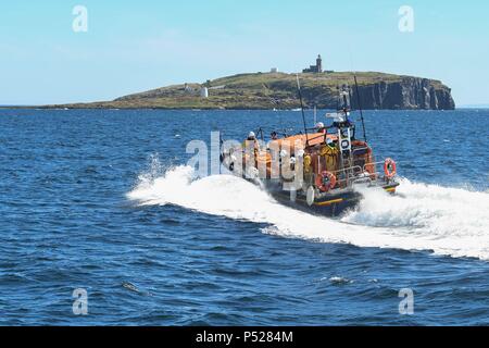 Île de mai, Royaume-Uni. 24 juin 2018. Approche de l'embarcation de Anstruther Isle de mai au large de la côte de Fife sur une belle journée ensoleillée. L'embarcation a été appelé pour secourir une femme qui avait glissé et tombé endommager sa jambe tout en visitant l'île pour voir les macareux et autres oiseaux marins. La femme fut emmenée à l'hôpital local Crédit : Kay Roxby/Alamy Live News Banque D'Images