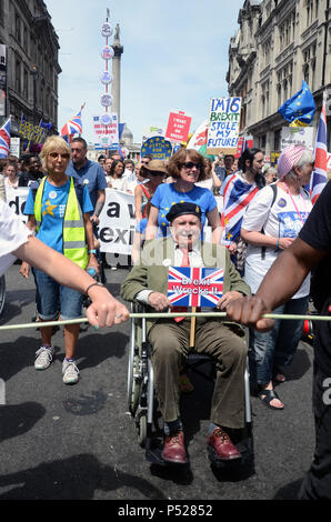 Londres, Royaume-Uni. 23 Juin, 2018. Vétéran de la DEUXIÈME GUERRE MONDIALE, à l'âge de 96 Stephen Goodall, amène les gens a voter au Parlement Mars Square Londres 23 Juin 2018 Crédit : Nadia Awad/Alamy Live News Banque D'Images