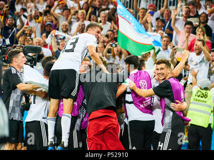 Allemagne - Suède, Soccer, Sochi, 23 juin 2018 Toni Kroos, DFB 8 célèbre son but pour 2-1 avec Marco REUS, 11 Leon dfb DFB, GORETZKA 14 Thomas Mueller, DFB 13 Julian DRAXLER, DFB 7 et fans Allemagne - Suède 2-1 COUPE DU MONDE DE LA FIFA 2018 en Russie, le groupe F, la saison 2018/2019, le 23 juin 2018 Stade olympique Fisht à Sotchi, Russie. © Peter Schatz / Alamy Live News Banque D'Images