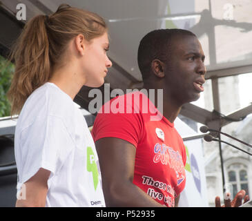 Londres 23 juin 2018 - Femi René (Notre avenir notre choix) lors de la manifestation à la place du Parlement. Plus de 100 000 personnes participent à une marche pour exiger un vote final sur l'affaire. Brexit Les peuples Mars Vote est exigeant un référendum sur l'accord négocié par le gouvernement avec une option de rester dans l'Union européenne. La date (23 juin 2018) était importante parce que c'était de deux ans à compter du jour de l'original d'un référendum (23 juin 2016). La journée a vu le lancement d'une petiton pour un vote des peuples. Pour de plus amples informations, voir le https://www.peoples-vote.uk. Credit : Bruce Tanner/Alamy Live News Credi Banque D'Images