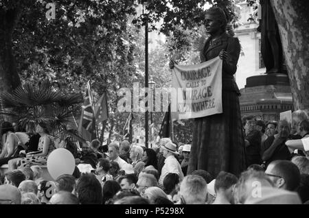 Londres, Royaume-Uni. 23 Juin, 2018. Courage courage pour les appels partout au pro-UE statue en mars le Parlement Square Londres noir et blanc Credit : Nadia Awad/Alamy Live News Banque D'Images