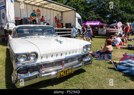 Lymm, UK. 24 juin 2018. Le temps était chaud et ensoleillé comme le village de Lymm a tenu sa 6ème Festival d'une journée de Transport avec bateaux, moteurs de traction et voitures classiques Crédit : John Hopkins/Alamy Live News Banque D'Images