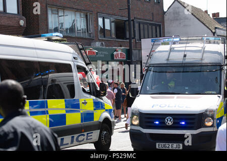 Brentwood, Royaume-Uni. 24 juin 2018. Troubles à grande échelle dans la région de Brentwood High Street à la suite de l'Angleterre gagner la Coupe du Monde en jeu. Nécessaire un renforcement de la police, avait volé leur chapeau et lorsqu'une fille a été détenu pour avoir pris un chapeau la foule a jeté des tasses et des bouteilles sur la police. Ian Davidson Crédit/Alamy Live News Banque D'Images