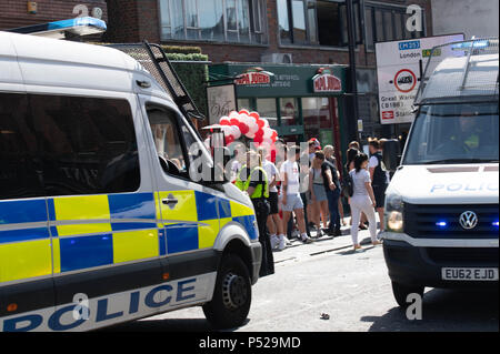 Brentwood, Royaume-Uni. 24 juin 2018. Troubles à grande échelle dans la région de Brentwood High Street à la suite de l'Angleterre gagner la Coupe du Monde en jeu. Nécessaire un renforcement de la police, avait volé leur chapeau et lorsqu'une fille a été détenu pour avoir pris un chapeau la foule a jeté des tasses et des bouteilles sur la police. Ian Davidson Crédit/Alamy Live News Banque D'Images