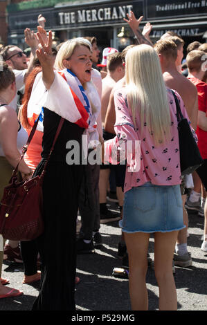 Brentwood, Royaume-Uni. 24 juin 2018. Troubles à grande échelle dans la région de Brentwood High Street à la suite de l'Angleterre gagner la Coupe du Monde en jeu. Nécessaire un renforcement de la police, avait volé leur chapeau et lorsqu'une fille a été détenu pour avoir pris un chapeau la foule a jeté des tasses et des bouteilles sur la police. Ian Davidson Crédit/Alamy Live News Banque D'Images