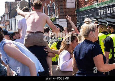 Brentwood, Royaume-Uni. 24 juin 2018. Troubles à grande échelle dans la région de Brentwood High Street à la suite de l'Angleterre gagner la Coupe du Monde en jeu. Nécessaire un renforcement de la police, avait volé leur chapeau et lorsqu'une fille a été détenu pour avoir pris un chapeau la foule a jeté des tasses et des bouteilles sur la police. Ian Davidson Crédit/Alamy Live News Banque D'Images