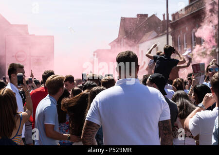 Brentwood, Royaume-Uni. 24 juin 2018. Troubles à grande échelle dans la région de Brentwood High Street à la suite de l'Angleterre gagner la Coupe du Monde en jeu. Nécessaire un renforcement de la police, avait volé leur chapeau et lorsqu'une fille a été détenu pour avoir pris un chapeau la foule a jeté des tasses et des bouteilles sur la police. Ian Davidson Crédit/Alamy Live News Banque D'Images