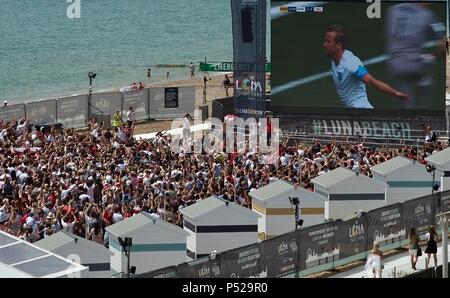 La plage de Brighton UK 22 juin 2018 . L'Angleterre v Panama .Coupe du Monde de Football Fans célébrer à la plage de Brighton grand écran au cours de la 22e minute Harry Kane but de pénalité. Banque D'Images