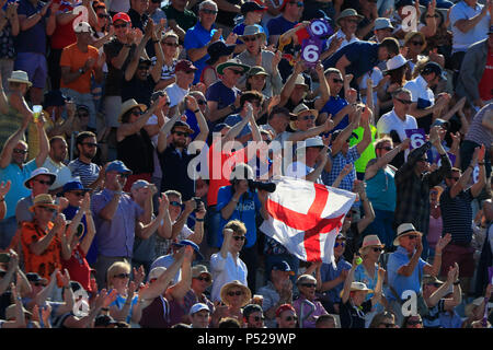 Unis Old Trafford, Manchester, Royaume-Uni. 24 Juin, 2018. Un jour International Cricket, 5e Royal London Angleterre ODI, comparativement à l'Australie, l'Angleterre fans célèbrent la victoire : Action Crédit Plus Sport/Alamy Live News Banque D'Images