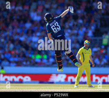 Unis Old Trafford, Manchester, Royaume-Uni. 24 Juin, 2018. Un jour International Cricket, 5e Royal London ODI, Angleterre contre l'Australie ; Jos Buttler d'Angleterre saute de joie à assurer la victoire de l'Angleterre : l'action de Crédit Plus Sport/Alamy Live News Banque D'Images