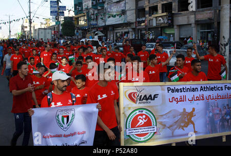 La ville de Gaza, bande de Gaza, territoire palestinien. 24 Juin, 2018. Les scouts palestiniens prennent part à une marche marquant la Journée olympique palestinien, à Gaza, le 24 juin 2018 Crédit : Bashar Zakri/APA/Images/fil ZUMA Alamy Live News Banque D'Images