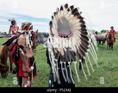 Crow Agency, Montana, USA. 23 Juin, 2018. La reconstitution annuelle de la bataille de Little Bighorn, parfois connu sous le nom de Custer's Last Stand. C'était une grande bataille livrée le 25 juin 1876, entre la société Lakota, les Cheyenne et les Arapaho indiens contre l'armée des États-Unis. Ces tribus se battaient pour conserver leur mode de vie traditionnel des nomades comme les chasseurs de bisons. L'armée américaine a été l'exercice de la subvention de l'Administration pour retirer les Sioux Lakota, Cheyenne et peuples de la grande réserve Sioux dans le territoire du Dakota. Crédit : Brian Cahn/ZUMA/Alamy Fil Live News Banque D'Images