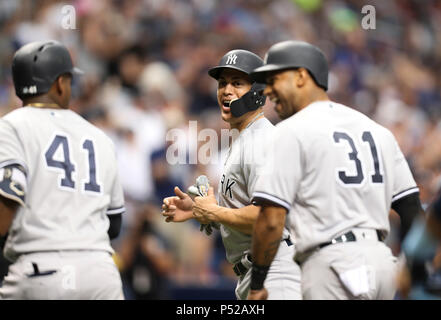 Saint Petersburg, Florida, USA. 24 Juin, 2018. MONICA HERNDON | fois.New York Yankees frappeur désigné Giancarlo Stanton (27) célèbre un homerun 3 Exécutez par Miguel Andujar (41) au cours de la deuxième manche du jeu les Rays de Tampa Bay contre les Yankees de New York au Tropicana Field, le 24 juin 2018, à Saint-Pétersbourg, en Floride : Crédit Monica Herndon/Tampa Bay Times/ZUMA/Alamy Fil Live News Banque D'Images