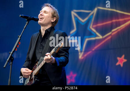 Scheessel, Allemagne. 24 Juin, 2018. Chanteur du groupe écossais 'Franz Ferdinand', Alex Kapranos, sur scène à l'Hurricane Festival. L'open air festival se déroule du 22 au 24 juin 2018 au environ de 65 000 visiteurs. Credit : Hauke-Christian Dittrich/dpa/Alamy Live News Banque D'Images